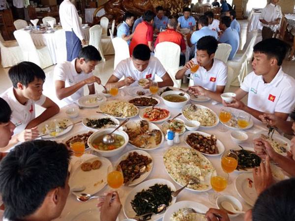 Thực đơn 1 ngày của cầu thủ bóng đá gồm những gì?