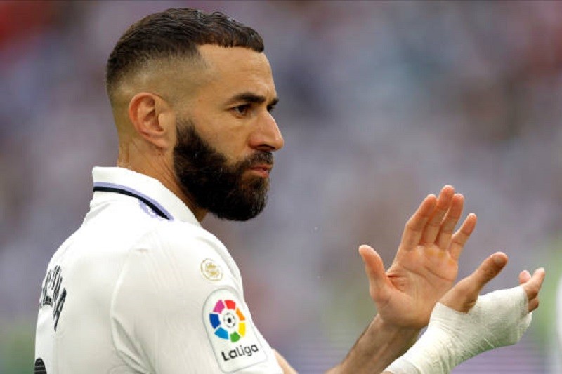 Tiền đạo Karim Benzema đối đầu với Cristiano Ronaldo