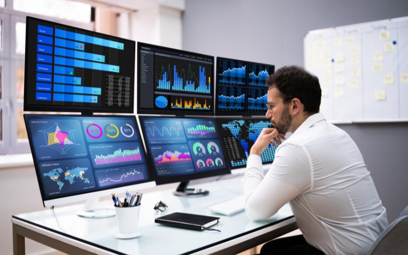 Các nhà giao dịch ngoại hối sẽ hỗ trợ khách hàng trong suốt quá trình giao dịch.