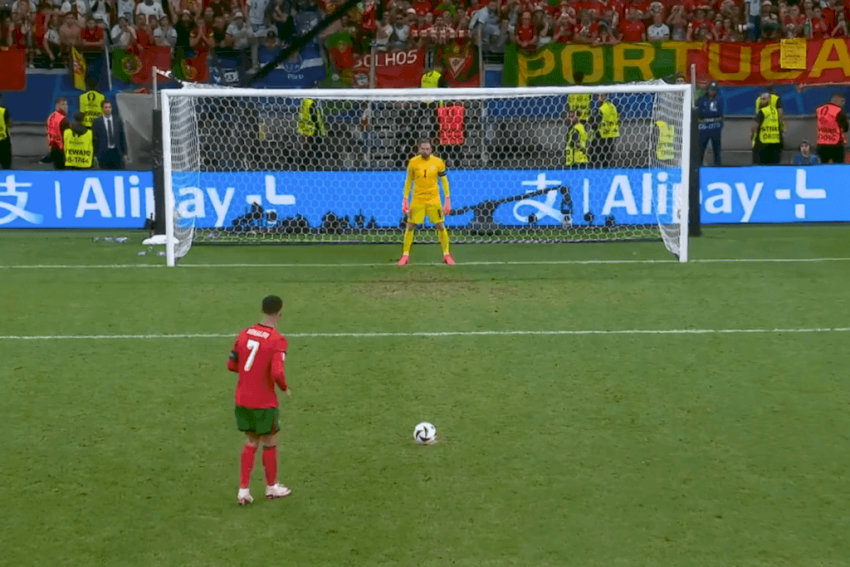 Cầu thủ quan sát vị trí thủ môn trước khi thực hiện cú sút