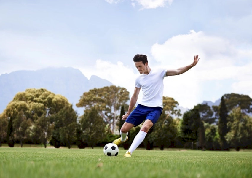 Tư thế thân người giữ thăng bằng khi sút bóng