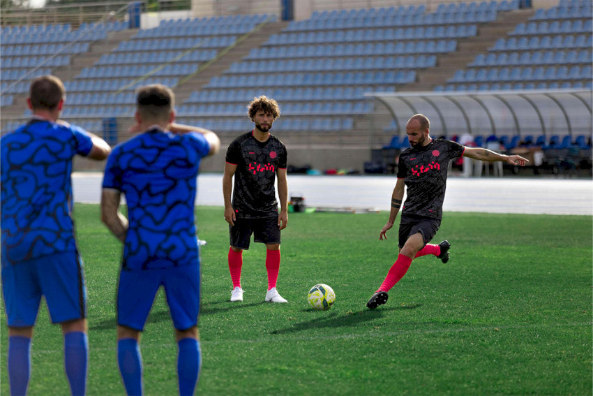 Tốc độ bóng đạt đỉnh cao khi vận dụng đúng gia tốc vung chân