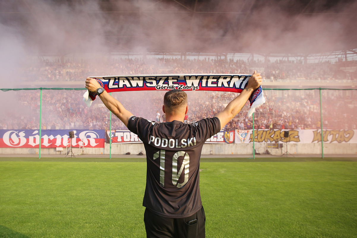 Lukas Podolski: Lời hứa với bà và chuyến hành hương trở về nguồn