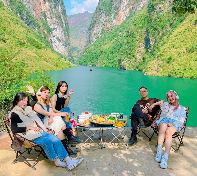 Chèo thuyền trên sông Nho Quế tháng 4